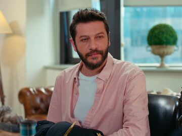 Caner comienza su primer d&iacute;a en la empresa con una tajante advertencia de su jefe