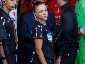 Marta Huerta arbitrando un partido de fútbol profesional