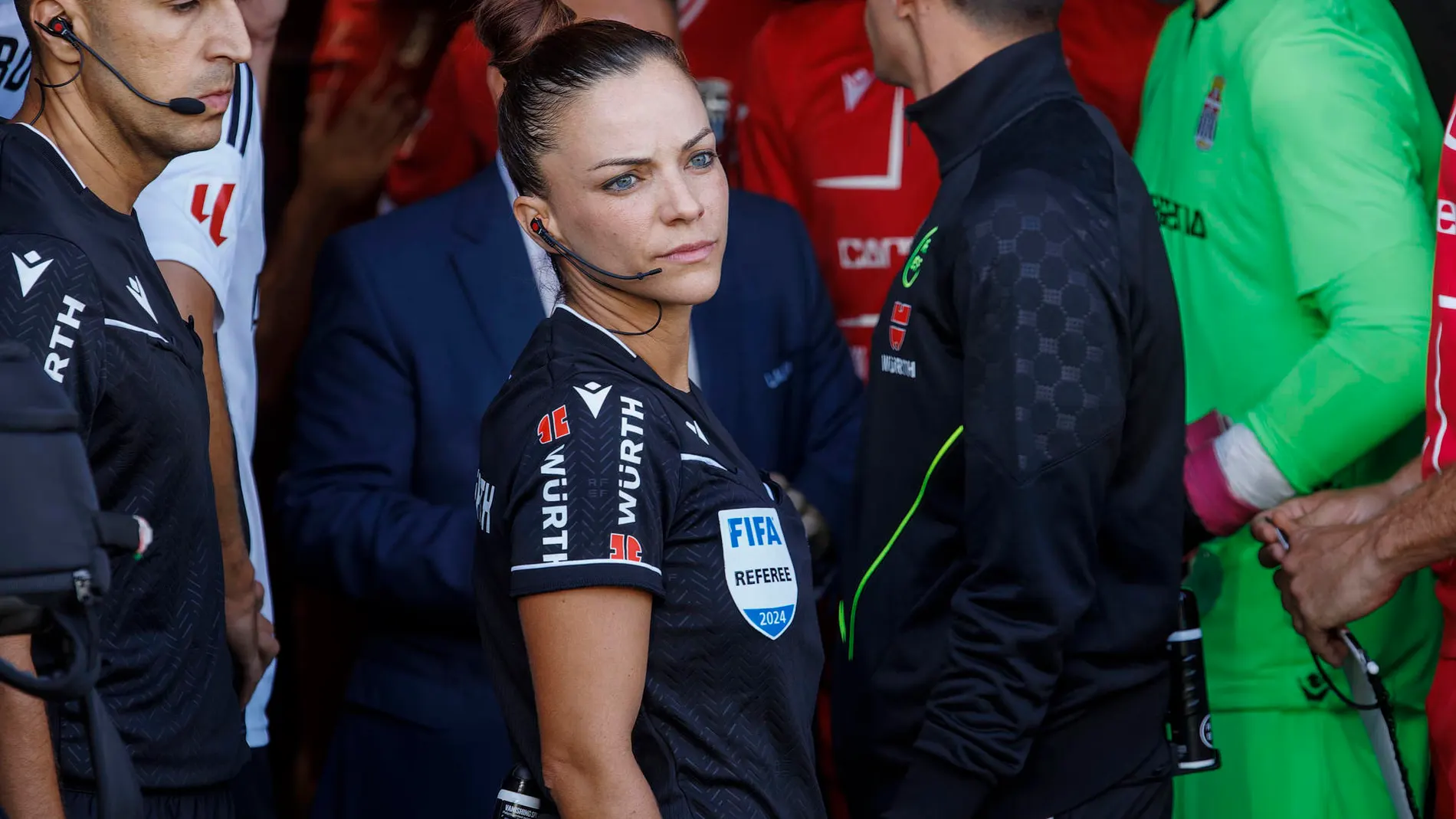 Marta Huerta arbitrando un partido de fútbol profesional Marta Huerta arbitrando un partido de fútbol profesional