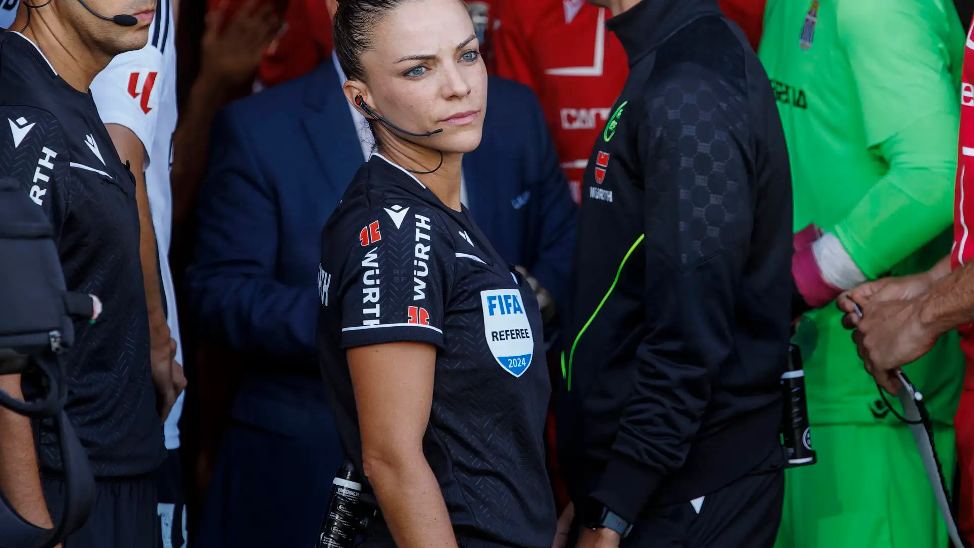 Marta Huerta arbitrando un partido de fútbol profesional Marta Huerta arbitrando un partido de fútbol profesional