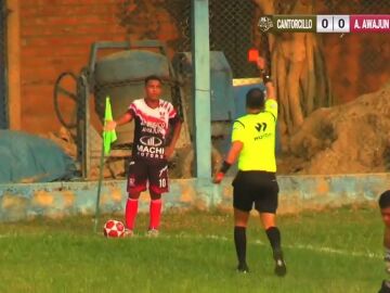 Expulsan a un jugador de fútbol tras orinar en pleno partido