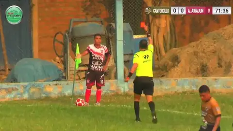 Expulsan a un jugador de fútbol tras orinar en pleno partido Expulsan a un jugador de fútbol tras orinar en pleno partido