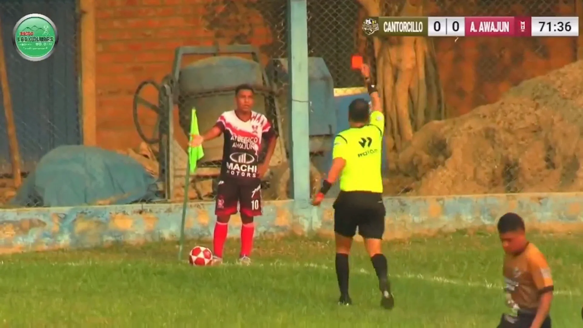 Expulsan a un jugador de fútbol tras orinar en pleno partido Expulsan a un jugador de fútbol tras orinar en pleno partido