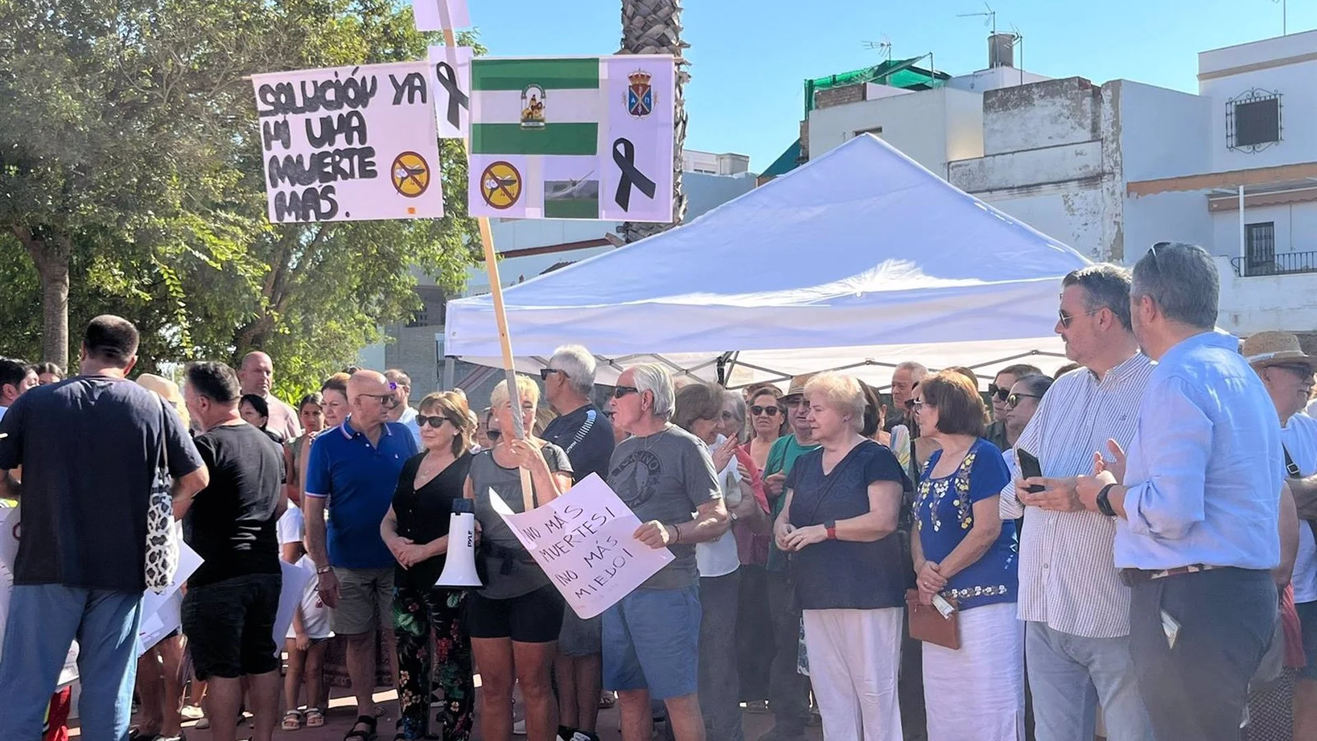 Segunda manifestación en demanda de vacuna y fumigación preventiva ante los mosquitos del virus del Nilo Segunda manifestación en demanda de vacuna y fumigación preventiva ante los mosquitos del virus del Nilo