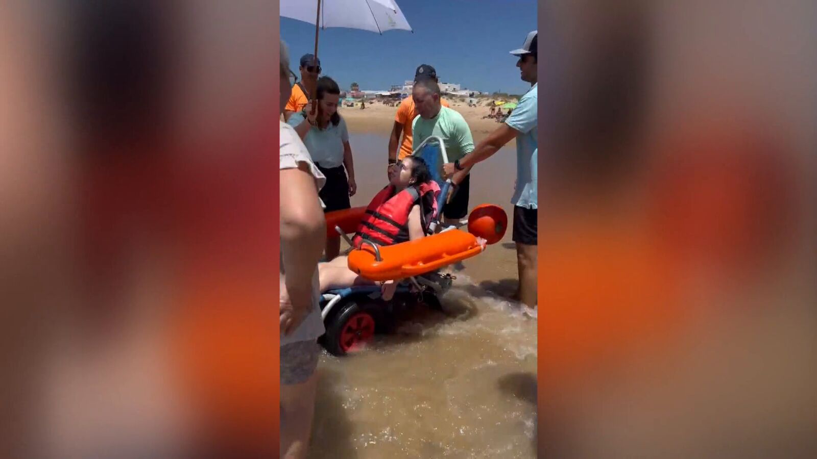 La Ambulancia del Deseo cumple el sueño de Ana María: volver a Vejer de la Frontera y a bañarse en la playa de El Palmar
