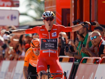 El ciclista belga Wout van Aert, del Visma, celebra su victoria en la etapa 3 de la Vuelta 2024
