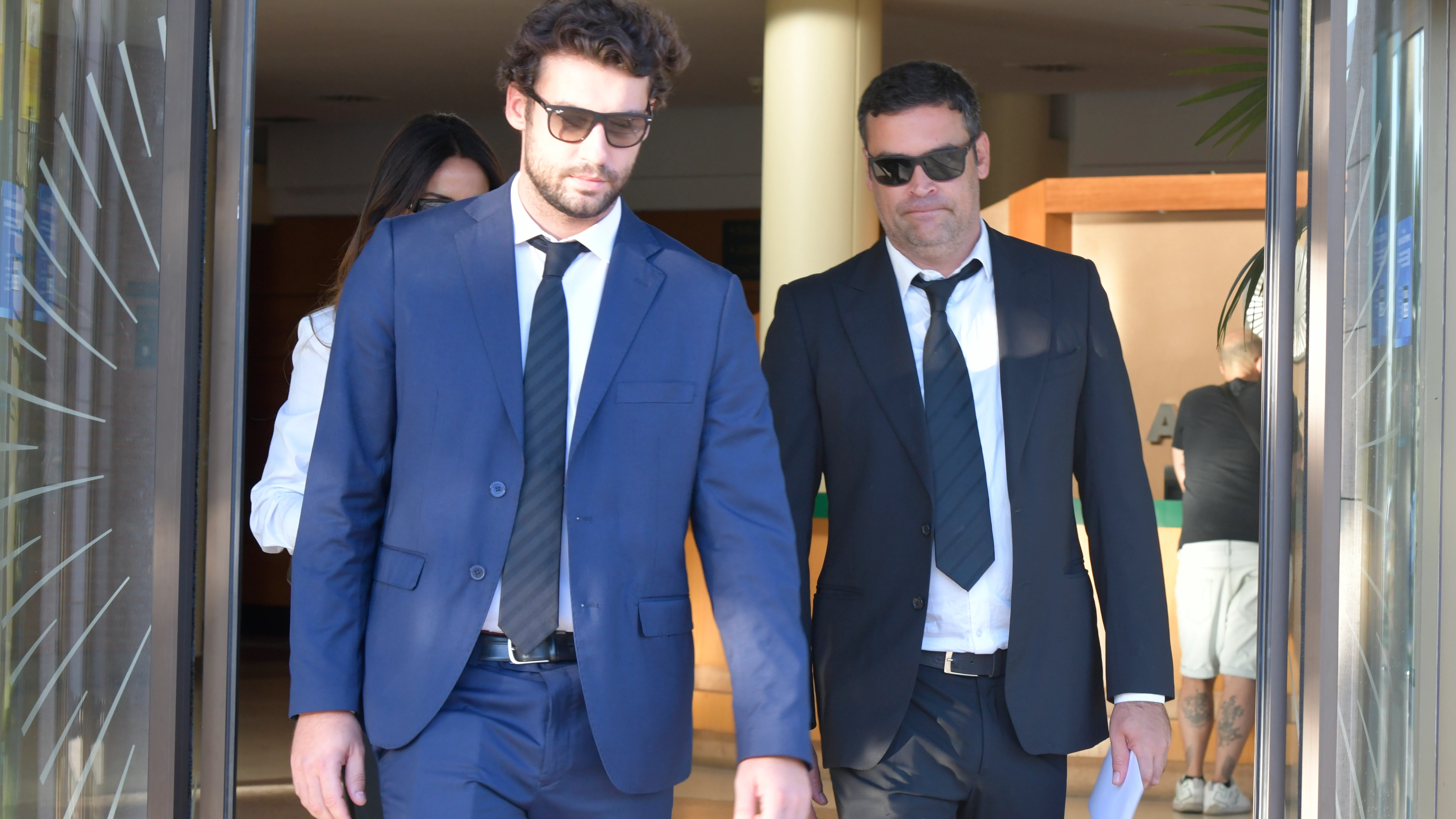 Christian y Marc Ostarcevic saliendo del tanatorio Christian y Marc Ostarcevic saliendo del tanatorio
