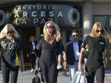 Norma Duvla y sus sobrinas, Paula y Andrea, saliendo del tanatorio Parcesa La Paz