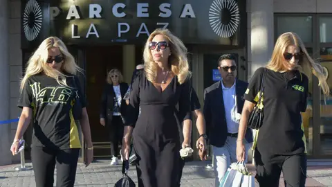 Norma Duvla y sus sobrinas, Paula y Andrea, saliendo del tanatorio Parcesa La Paz Norma Duvla y sus sobrinas, Paula y Andrea, saliendo del tanatorio Parcesa La Paz