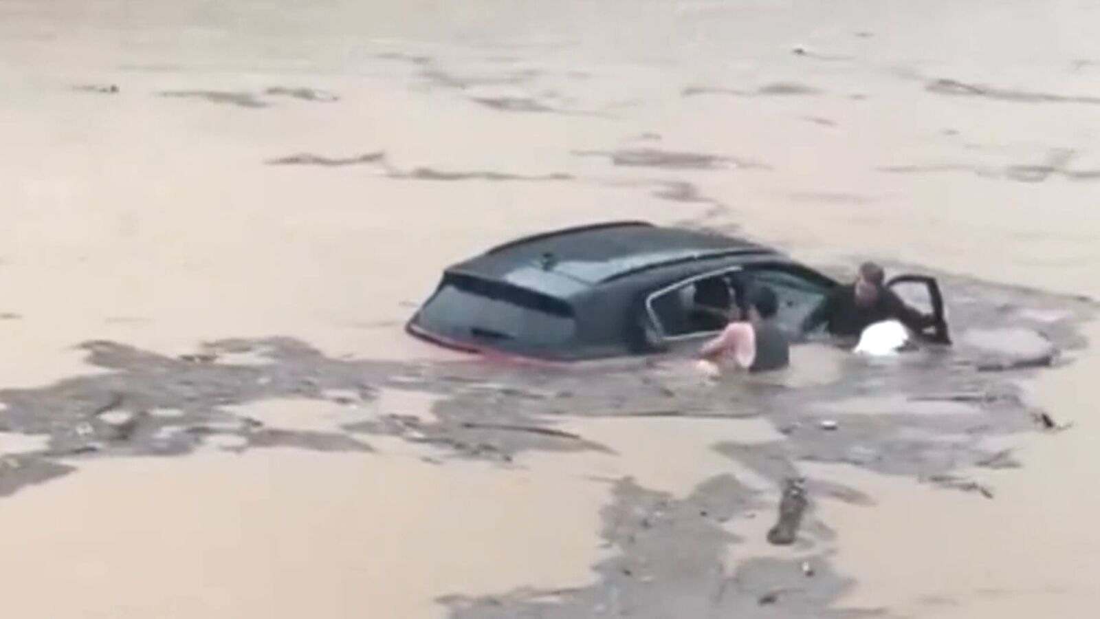 Rescatan 'in extremis' a un hombre discapacitado y su perro tras quedar atrapados en un coche por las inundaciones en Connecticut 