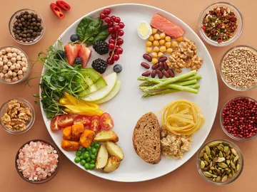 Plato lleno de frutas, verduras, hortalizas y cereales Plato lleno de frutas, verduras, hortalizas y cereales