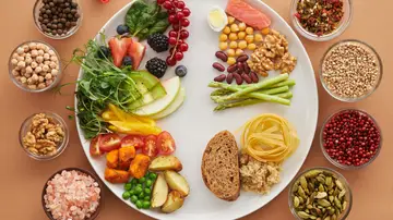 Plato lleno de frutas, verduras, hortalizas y cereales Plato lleno de frutas, verduras, hortalizas y cereales