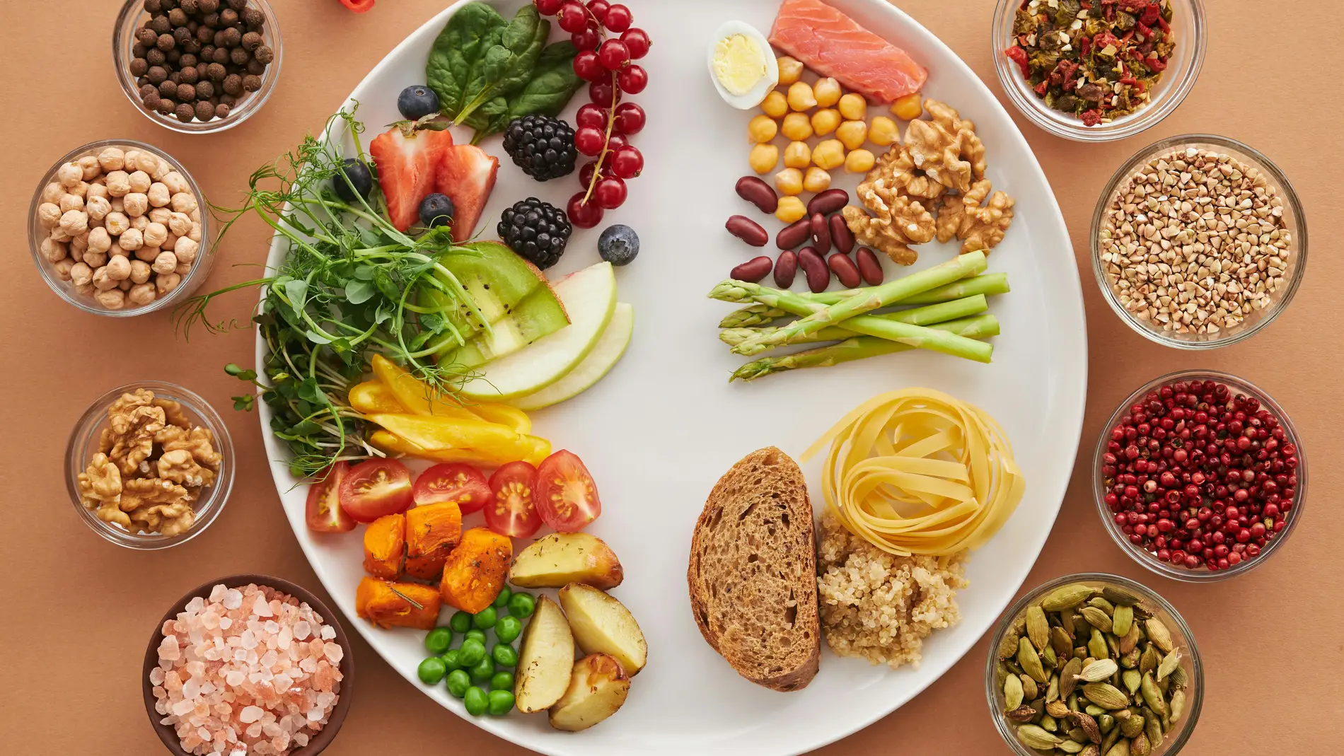 Plato lleno de frutas, verduras, hortalizas y cereales Plato lleno de frutas, verduras, hortalizas y cereales