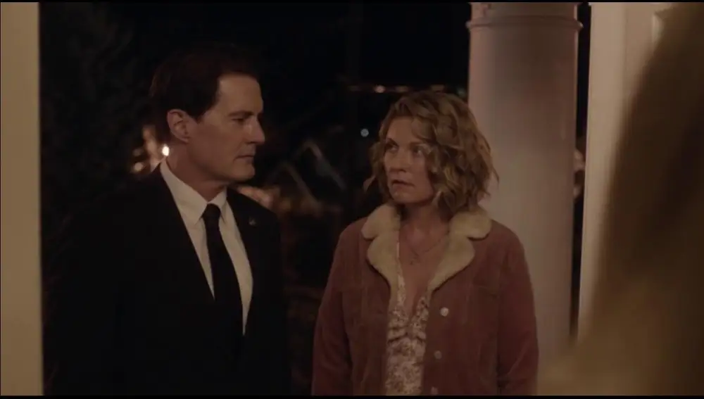 Kyle MacLachlan y Sheryl Leeen Twin Peaks: The Return Kyle MacLachlan y Sheryl Leeen Twin Peaks: The Return