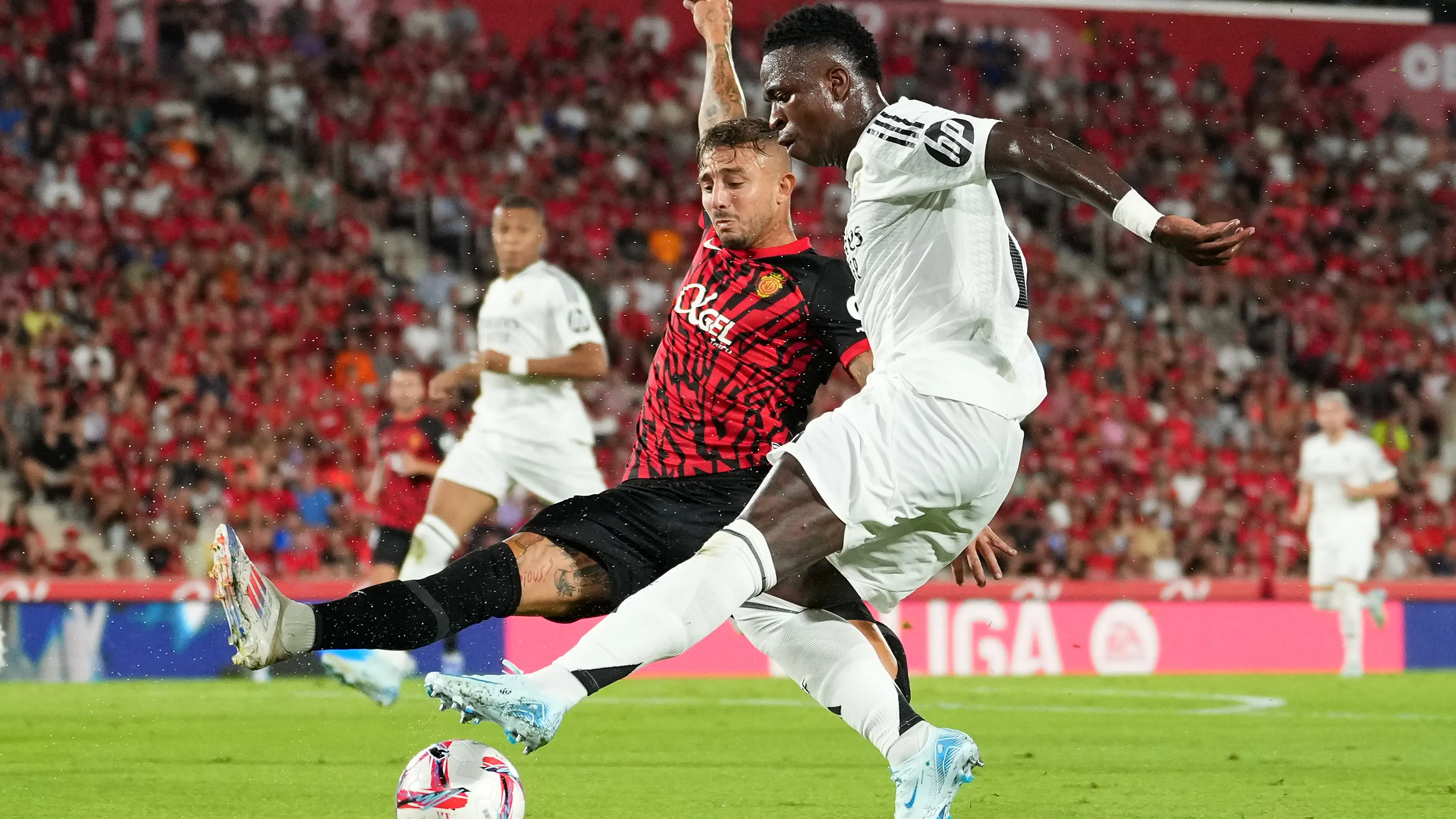 Pablo Maffeo y Vinicius Jr durante el Mallorca - Real Madrid de LaLiga