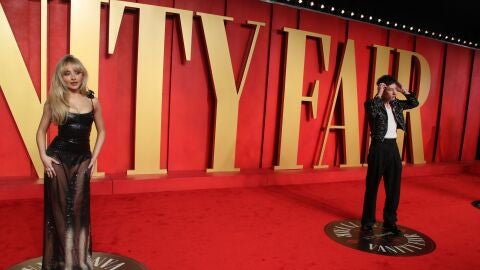 Barry Keoghan y Sabrina Carpenter en Los Oscars