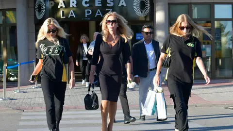 Norma Duval, son sus sobrinas a la salida del tanatorio Norma Duval, son sus sobrinas a la salida del tanatorio