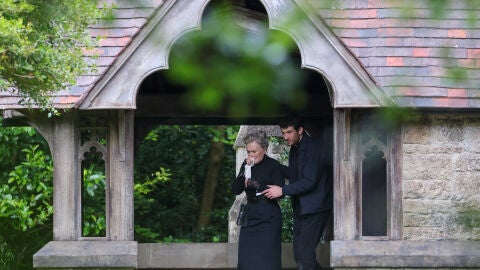 Josh O'Connor y Glenn Close en el rodaje de Puñales por la espalda 3
