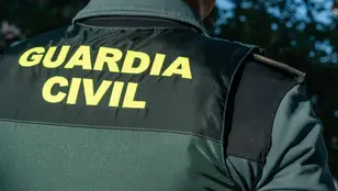 Un agente de la Guardia Civil durante el minuto de silencio por el asesinato de un menor, en la puerta del Ayuntamiento de Mocejón