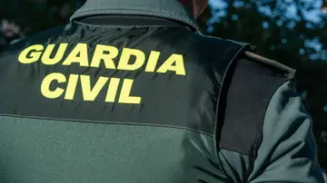 Un agente de la Guardia Civil durante el minuto de silencio por el asesinato de un menor, en la puerta del Ayuntamiento de Mocejón Un agente de la Guardia Civil durante el minuto de silencio por el asesinato de un menor, en la puerta del Ayuntamiento de Mocejón