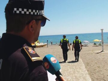 Coger sitio en las playas de Torrox tiene sanciones de 300 euros: "No queremos que se reserve por si acaso"