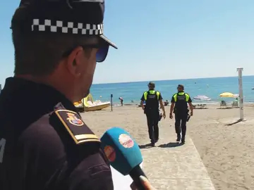 Coger sitio en las playas de Torrox tiene sanciones de 300 euros: "No queremos que se reserve por si acaso" Coger sitio en las playas de Torrox tiene sanciones de 300 euros: "No queremos que se reserve por si acaso"