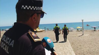 Coger sitio en las playas de Torrox tiene sanciones de 300 euros: 