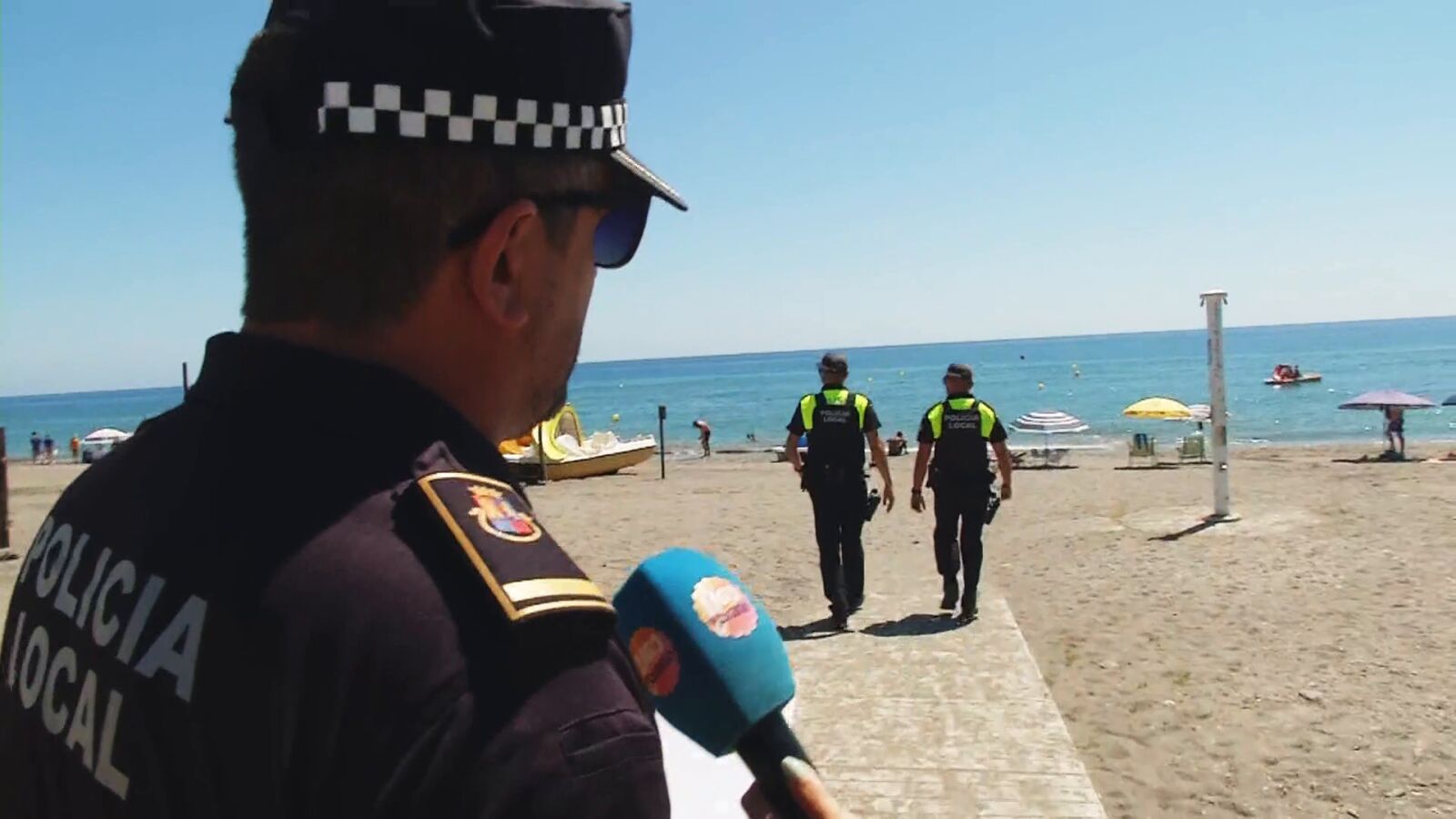 Coger sitio en las playas de Torrox tiene sanciones de 300 euros: 