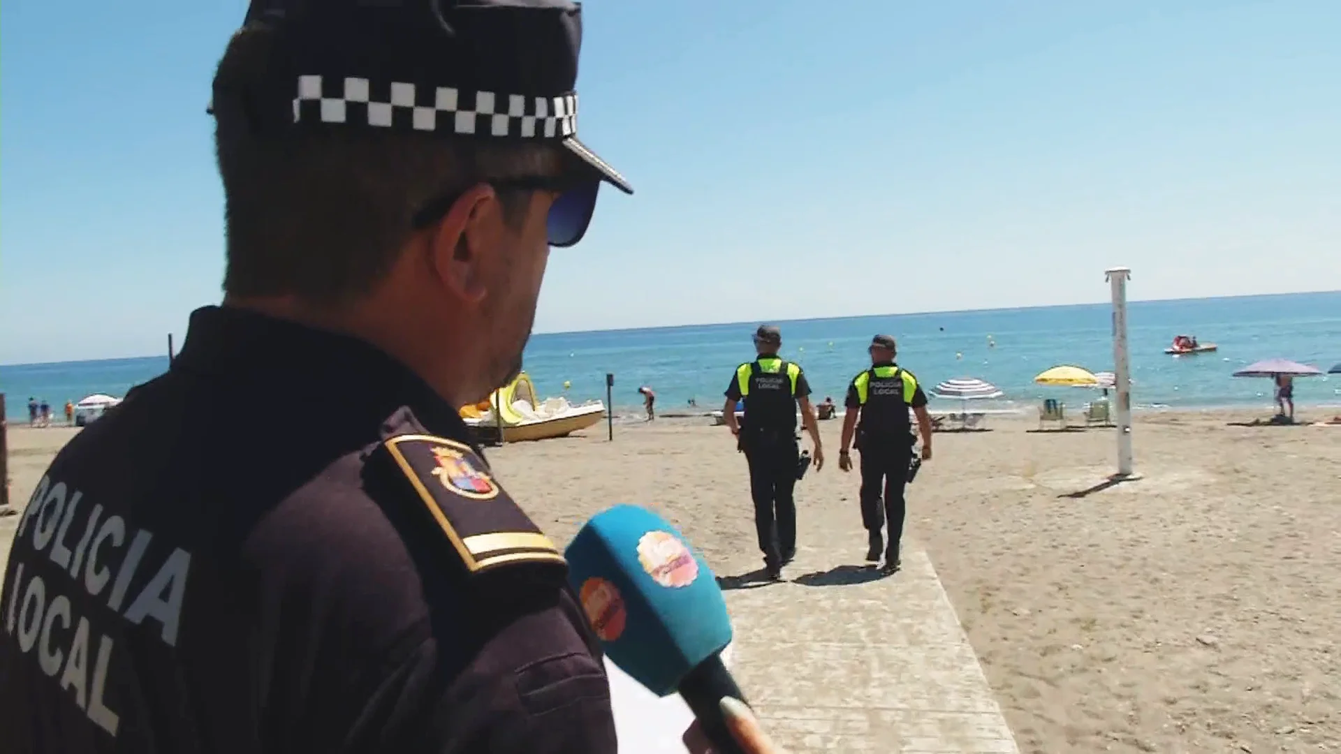 Coger sitio en las playas de Torrox tiene sanciones de 300 euros: "No queremos que se reserve por si acaso" Coger sitio en las playas de Torrox tiene sanciones de 300 euros: "No queremos que se reserve por si acaso"
