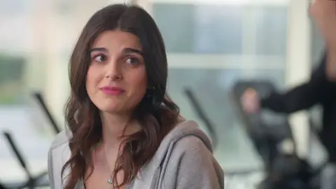 ¿Amor a primera vista? Cansu se queda embobada con Ayaz y trata de llamar su atención ¿Amor a primera vista? Cansu se queda embobada con Ayaz y trata de llamar su atención