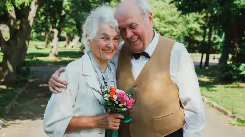 Imagen de un matrimonio mayor celebrando sus bodas de oro Imagen de un matrimonio mayor celebrando sus bodas de oro