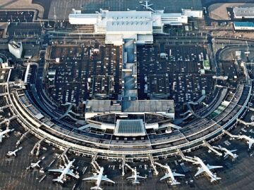 Caos en el Aeropuerto de Chitose: La desaparición de unas tijeras provoca la cancelación de 36 vuelos en pleno periodo vacacional