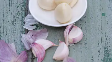 Ajos pelados y sin pelar Ajos pelados y sin pelar