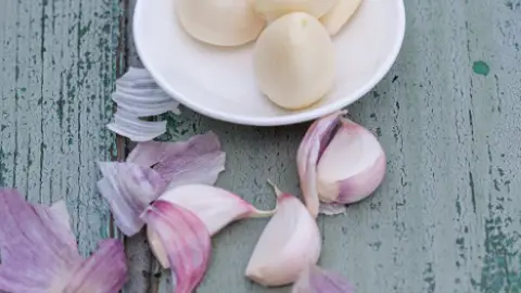 Ajos pelados y sin pelar Ajos pelados y sin pelar