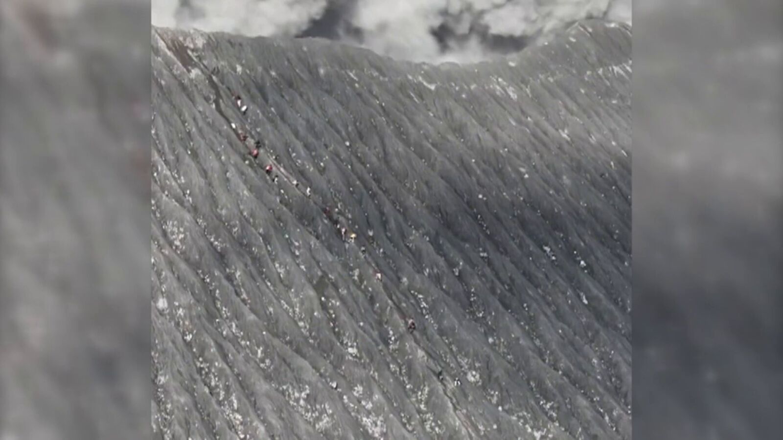 Casi no lo cuentan: 24 escaladores escapan por poco de una erupción volcánica en Indonesia