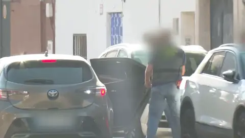 Agresor de Mateo entrando al coche de la Guarida Civil en Mocejón Antena 3 Noticias