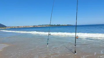 Noja entre dos cañas de pescar Noja entre dos cañas de pescar