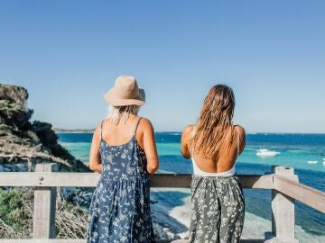 Dos mujeres mirando el mar