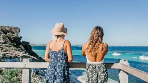 Dos mujeres mirando el mar Dos mujeres mirando el mar