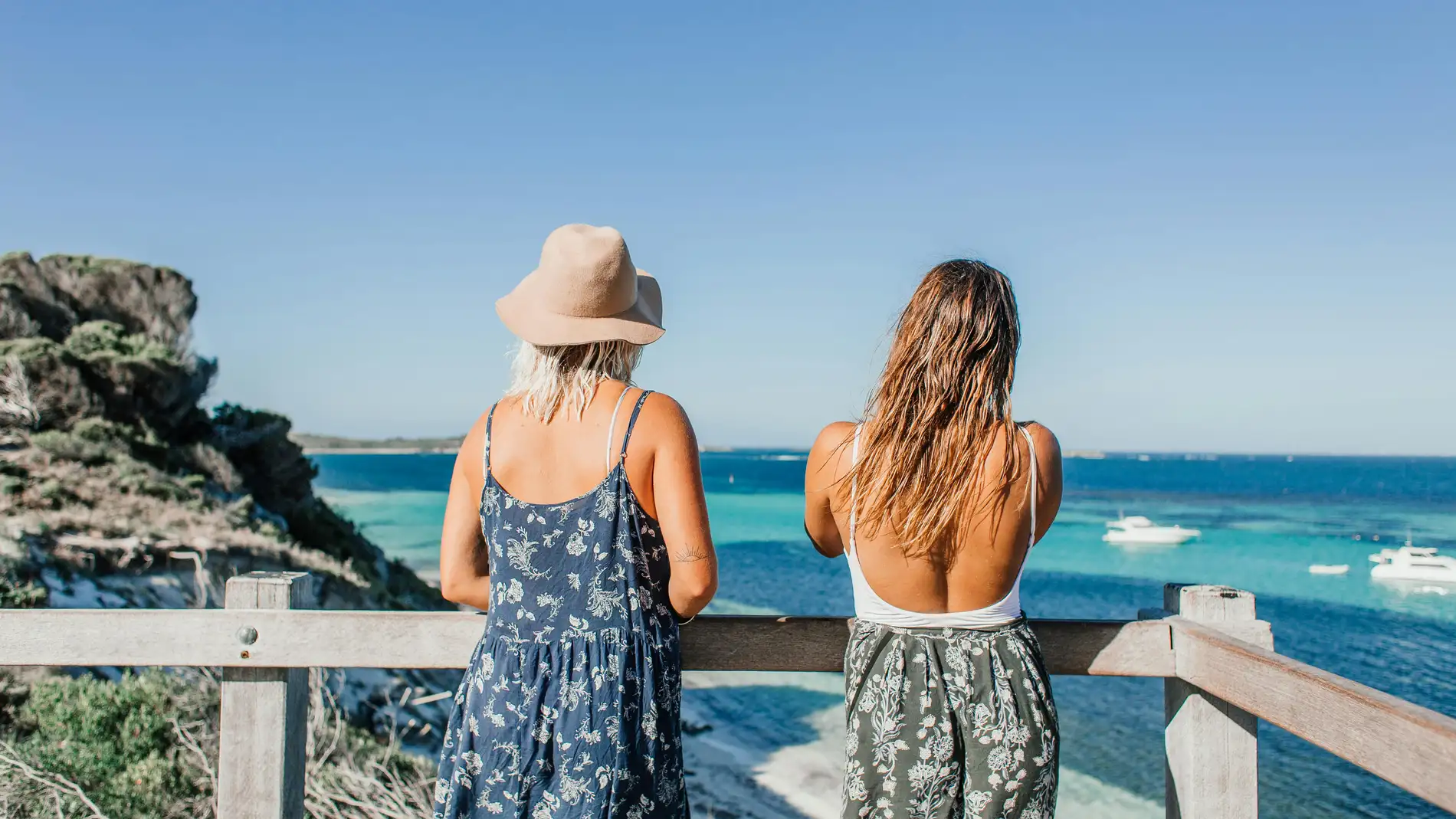 Dos mujeres mirando el mar Dos mujeres mirando el mar