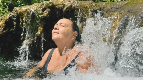 Las salvajes y aventureras vacaciones de María del Monte: "Agua, piedras, árboles y buenos amigos" Las salvajes y aventureras vacaciones de María del Monte: "Agua, piedras, árboles y buenos amigos"