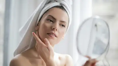 Mujer mirándose al espejo Mujer mirándose al espejo