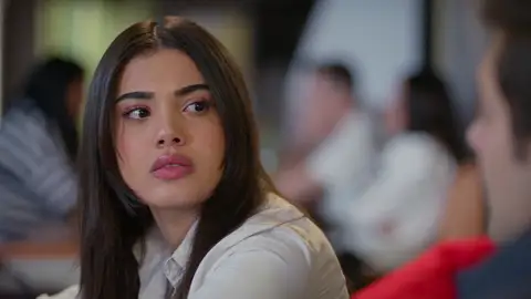 ¡Süsen recibe de su propia medicina! Ömer le hace creer que va a quedar a solas con una chica que no conoce ¡Süsen recibe de su propia medicina! Ömer le hace creer que va a quedar a solas con una chica que no conoce