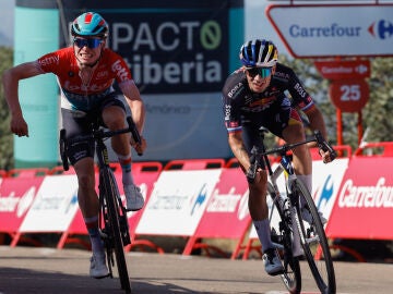 Primoz Roglic imponiéndose al sprint en la etapa 4 de la Vuelta España