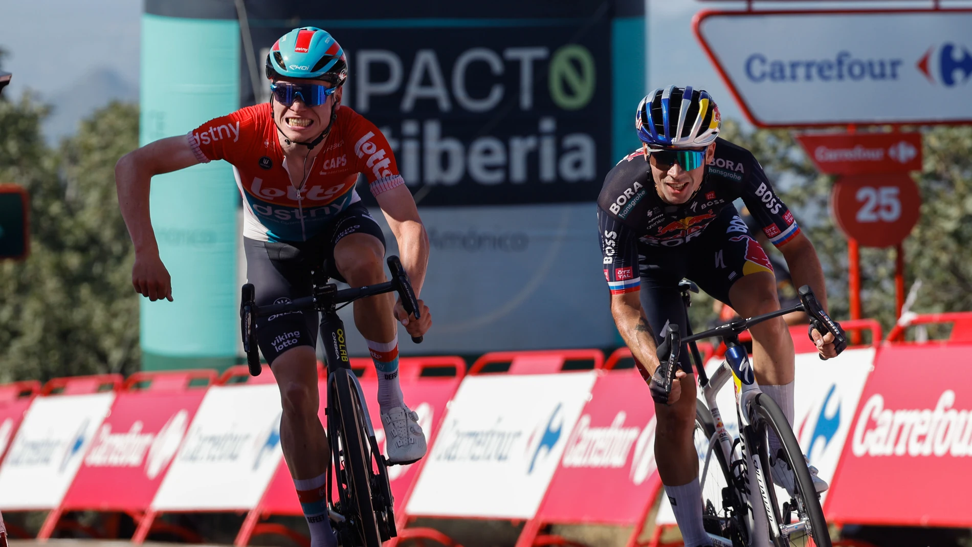 Primoz Roglic imponiéndose al sprint en la etapa 4 de la Vuelta España Primoz Roglic imponiéndose al sprint en la etapa 4 de la Vuelta España