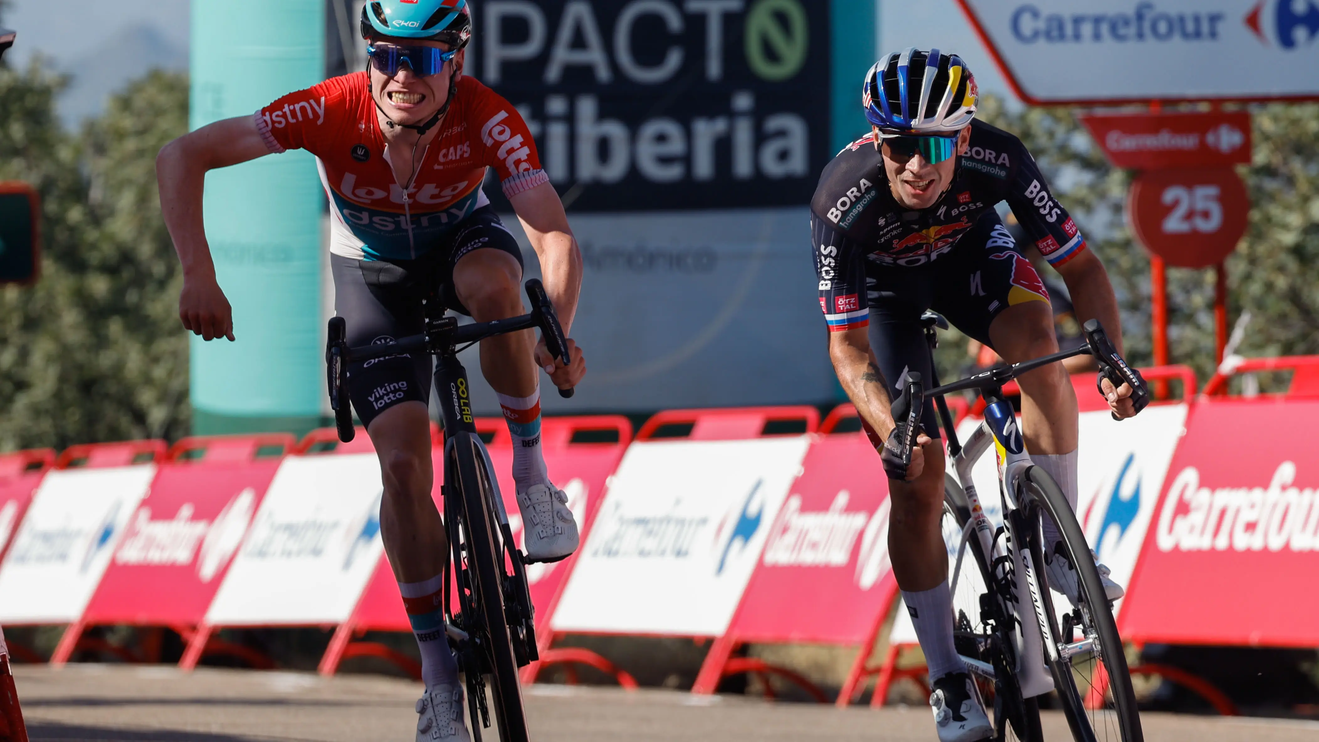 Primoz Roglic imponi&eacute;ndose al sprint en la etapa 4 de la Vuelta Espa&ntilde;a