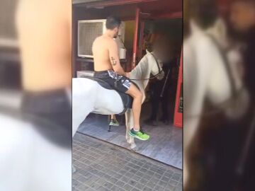 Un hombre sorprende en Elche al hacer sus compras a caballo: "Nos quedamos en shock"