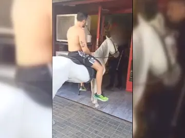 Un hombre sorprende en Elche al hacer sus compras a caballo: "Nos quedamos en shock" Un hombre sorprende en Elche al hacer sus compras a caballo: "Nos quedamos en shock"
