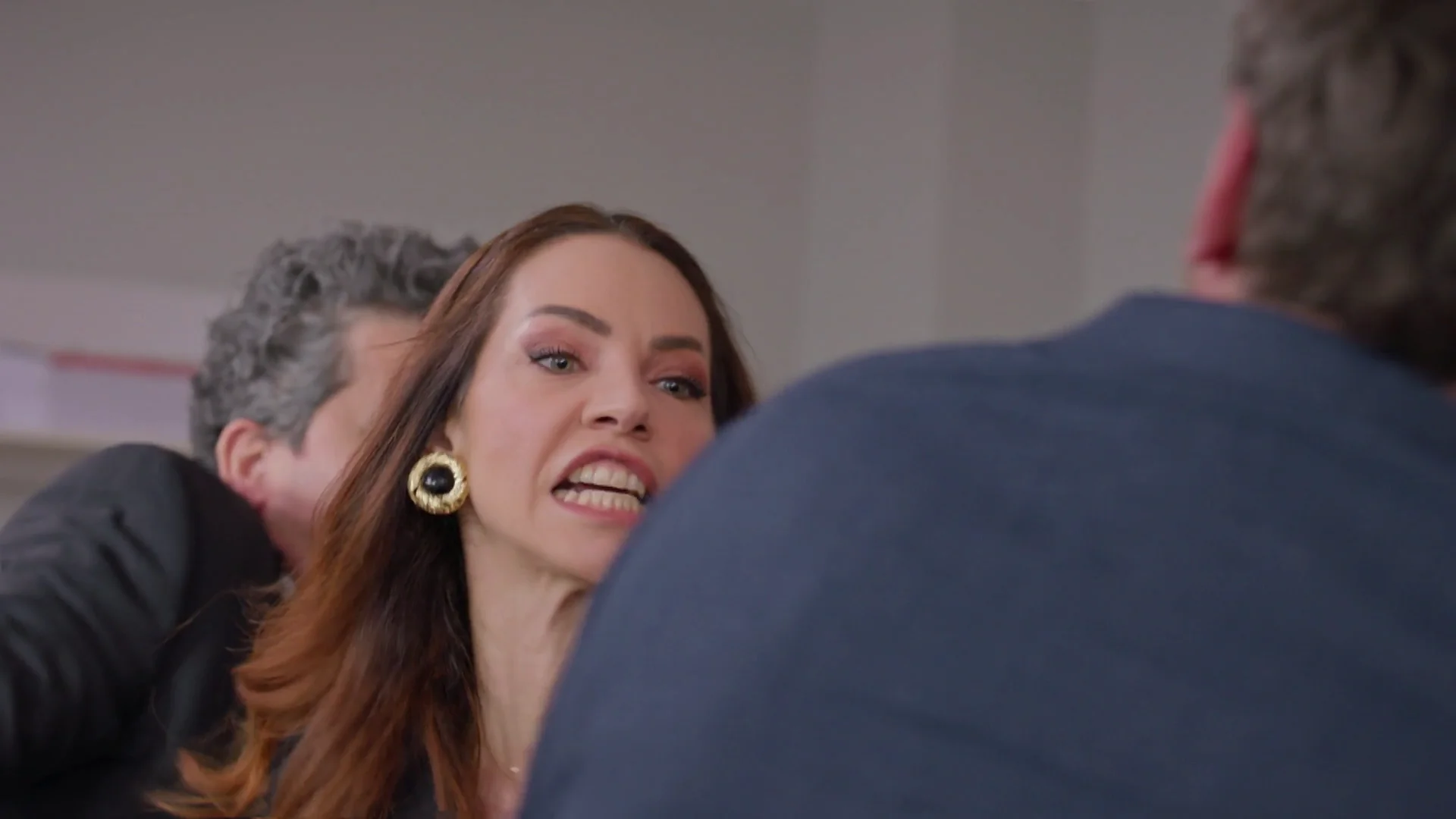 ¡Gokhan y Ayla llegan a las manos! La tensión entre los padres de Berk se dispara en la reunión de padres ¡Gokhan y Ayla llegan a las manos! La tensión entre los padres de Berk se dispara en la reunión de padres