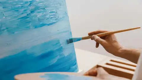 Artista pintando un óleo Artista pintando un óleo